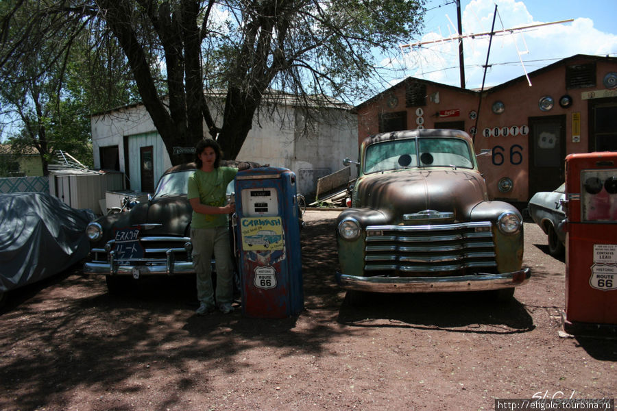 Городок Селигман на 66 дороге. Старинные автомобили Штат Аризона, CША