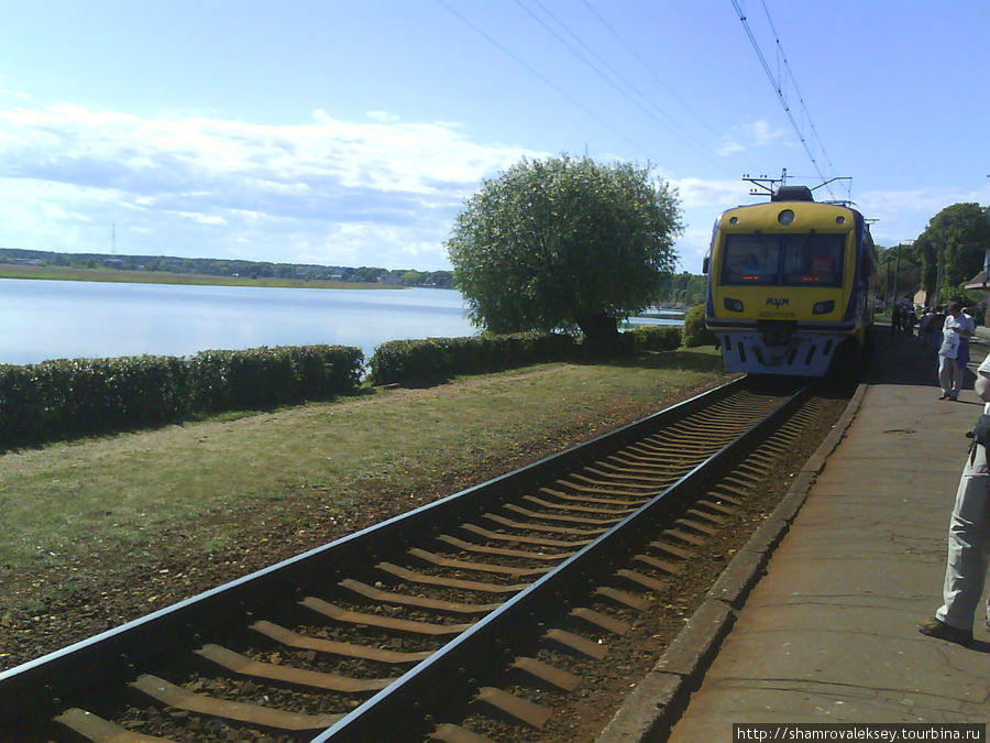Электричка прибывает в Majori Юрмала, Латвия Электричка прибывает в Majori Юрмала, Латвия