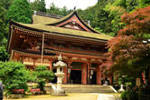 Храм Хогондзи, главный зал. Здание датируется 1942-м годом, но статуя Бэнзайтэн, хранящаяся в нём — самая старая и знаменитая из всех, существующих в Японии.
