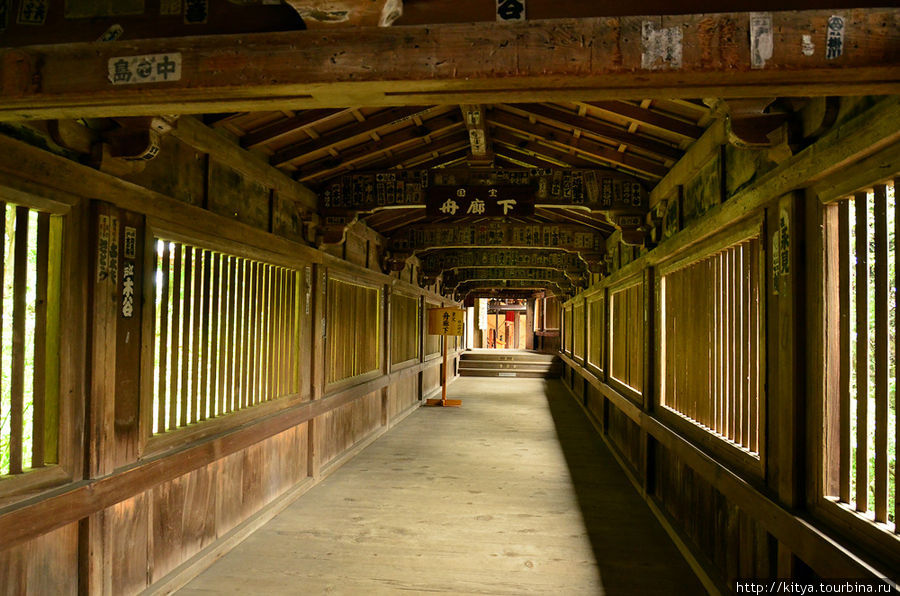 Корабельный коридор, соединяющий Карамон со святилищем Цукубусума. Своё название получил потому, что построен из разобранного корабля Нихонмару, который принадлежал тому же Хидэёси. Нагахама, Япония