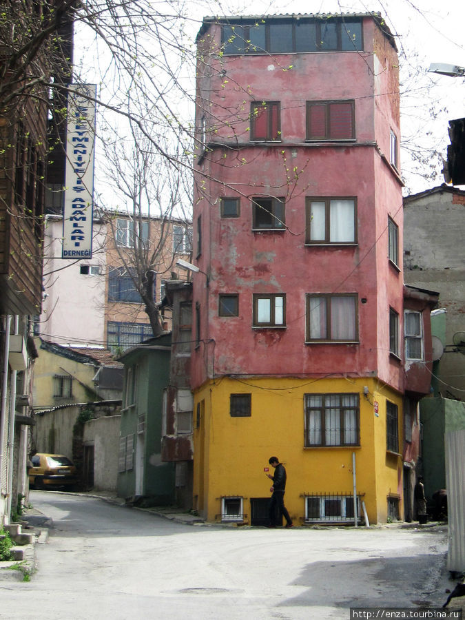 Не знаю, кто догадался покрасить этот дом в квартале Фенер именнго так, но в итоге получился настоящий арт-объект. Стамбул, Турция