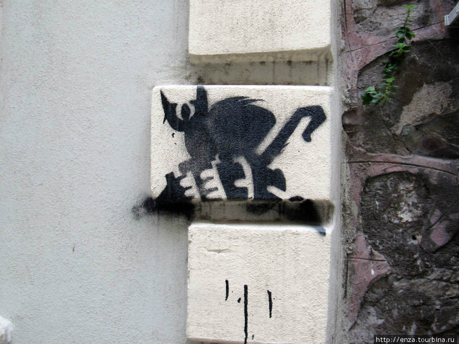 То ли кошка, то ли чёрт. По моему, отличный символ города. Стамбул, Турция
