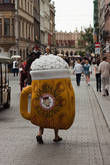 Пиво любят везде. Улочки Старого города. Краков.