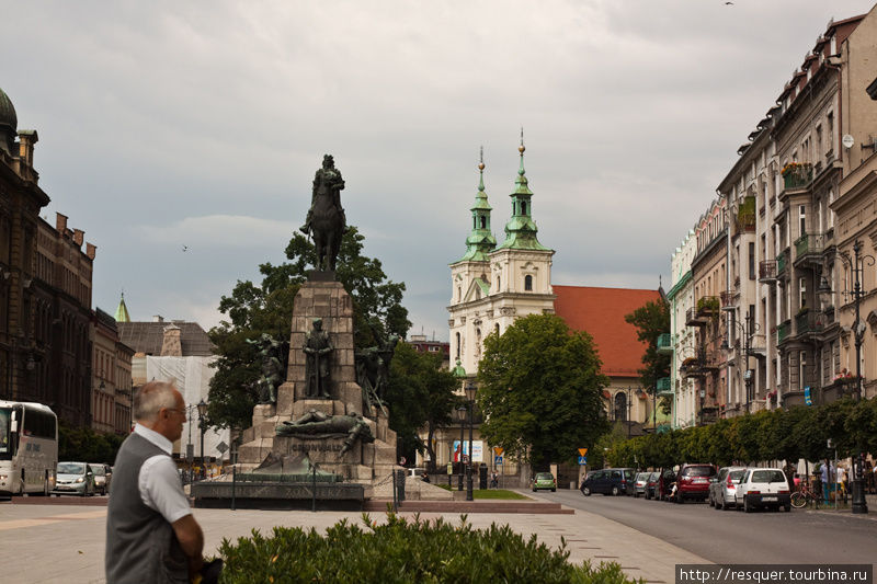 Площадь Матейки, памятник Грюнвальдской битвы (в 1410 объединенное польско-литовско-русское войско разгромило войско Тевтонского ордена. Орден фактически перестал существовать).