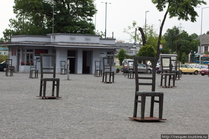 Мемориал на площади, где нацисты уничтожили почти всех жителей гетто. Краков.