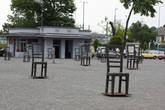 Мемориал на площади, где нацисты уничтожили почти всех жителей гетто. Краков.