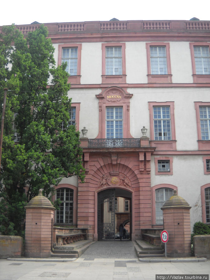 Западный фасад дворца Дармштадт, Германия