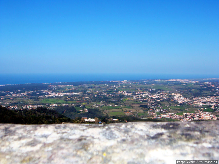 с одной стороны замка видно океан Синтра, Португалия