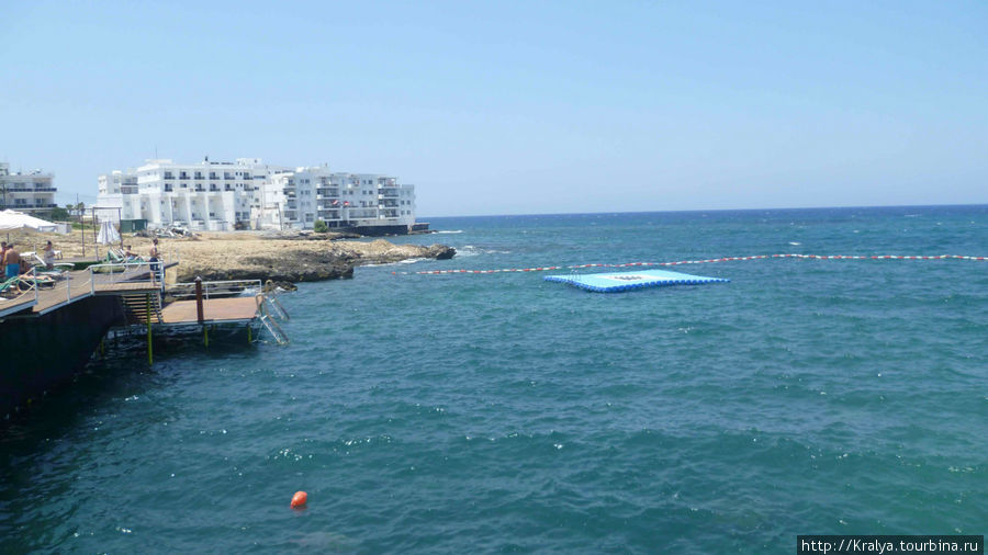 В Кирении мы убедились что в море  в основном надо спускаться с бетонной платформы а загорать на надувном плоту.