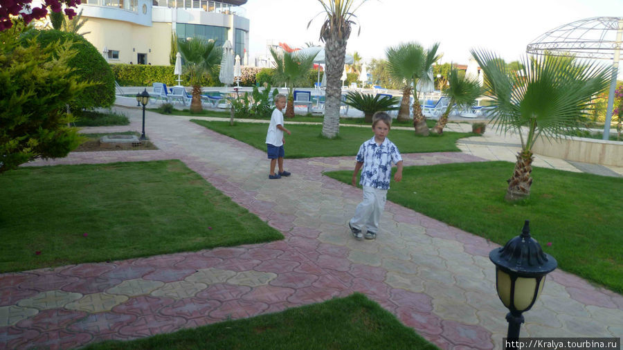 Территория отеля небольшая, но очень ухоженная. Фамагуста, Турецкая Республика Северного Кипра