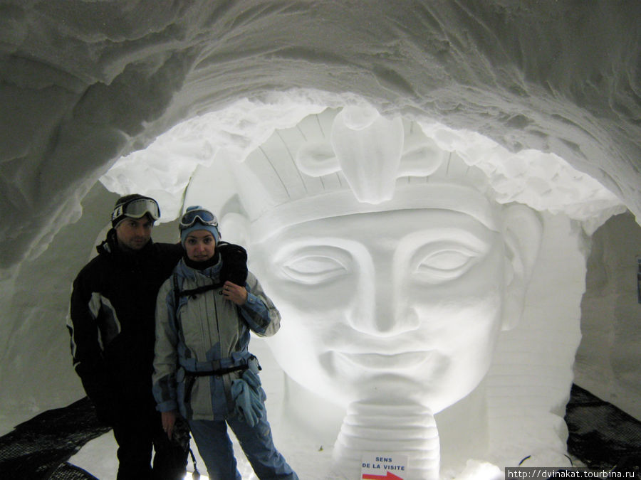Снежные скульптуры в парке, каждый год с новой тематикой Лез-Арк, Франция