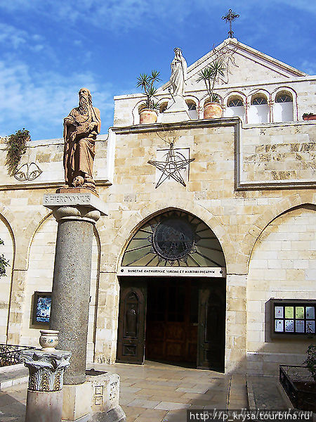 На переднем плане установлена скульптура блаженного Иеронима Стридонского. Вифлеем, Палестина