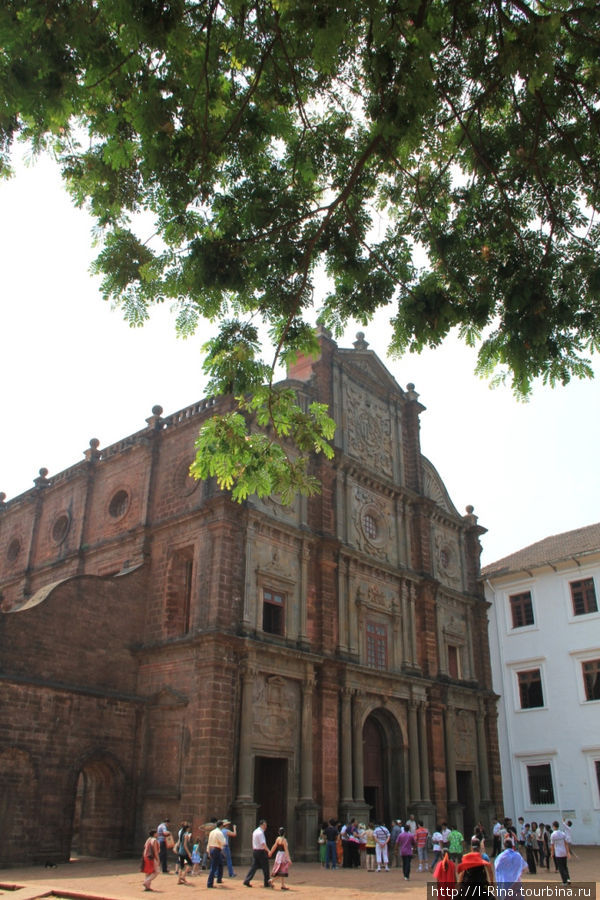 Здесь пребывают нетленные мощи святого покровителя Гоа Франсиска Хавьера (1506-1552). Старый Гоа, Индия