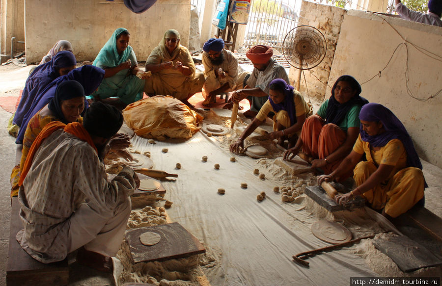 Производство лепешек-чапати. Амритсар, Индия