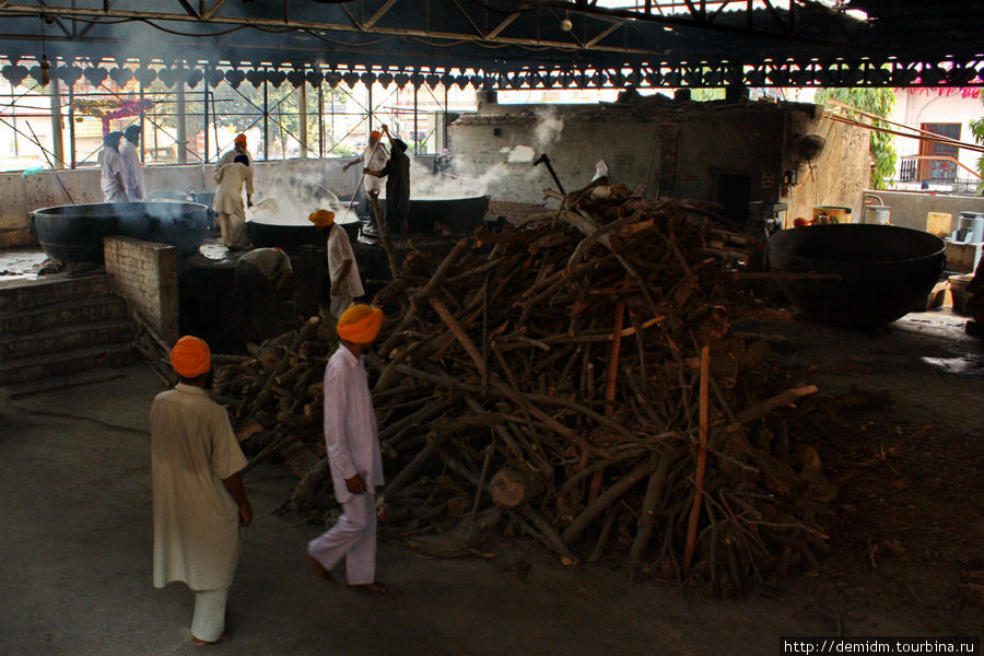 Открытая кухня. Здесь готовят на дровах. Амритсар, Индия