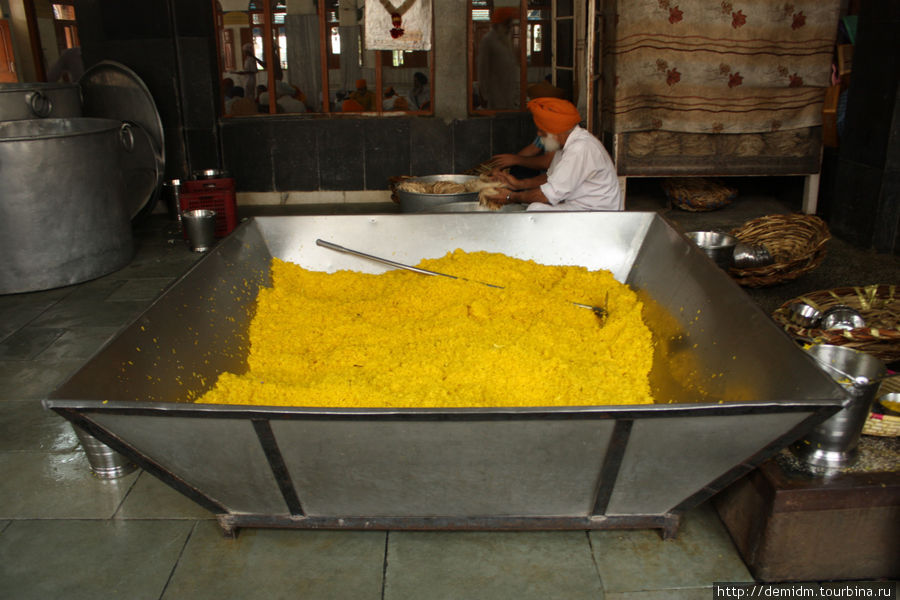 Огромная бадья очень вкусного риса с тыквой. Амритсар, Индия