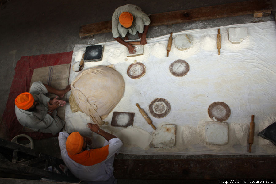 Cтоловая и кухня при Золотом храме. Амритсар, Индия