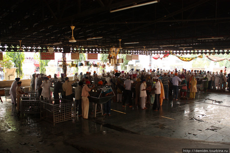 Cтоловая и кухня при Золотом храме. Амритсар, Индия