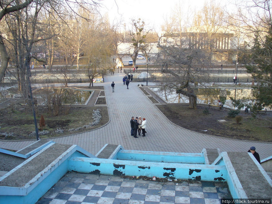 «Шахматная» лестница ведет на берег реки Салгир Симферополь, Россия