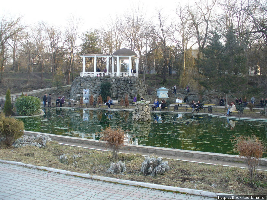 Популярное место для отдыха на реке Салгир под «шахматной» лестницей Симферополь, Россия