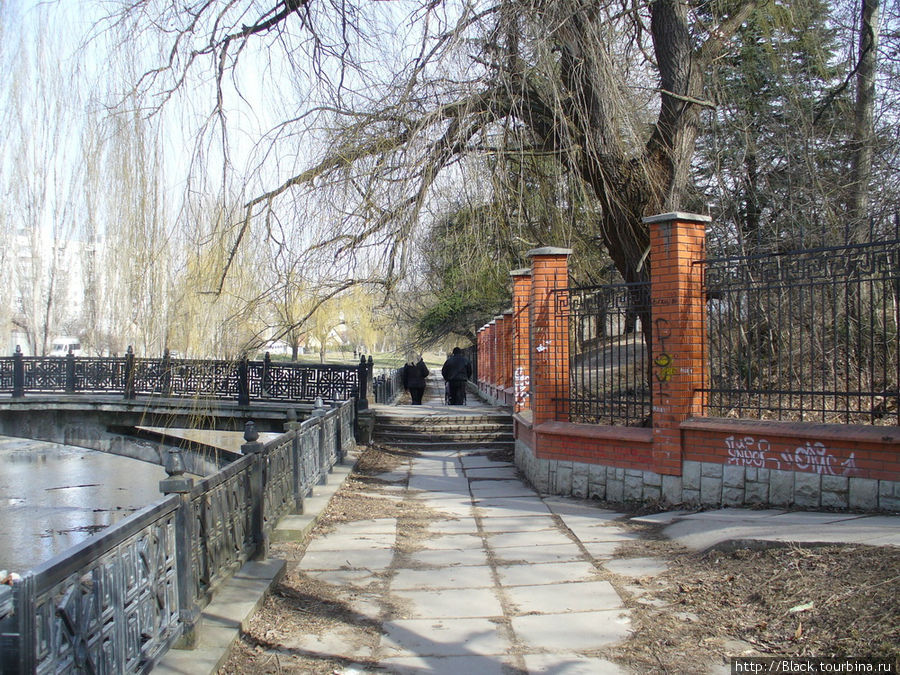 Ограда из красного кирпича, за которой скрывается Салгирский парк Симферополь, Россия