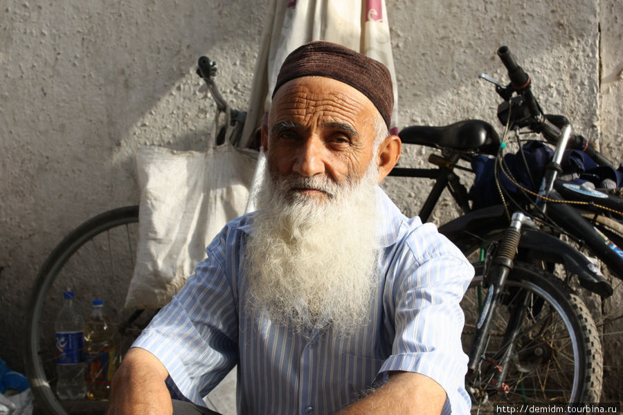 Колоритный продавец. Душанбе, Таджикистан
