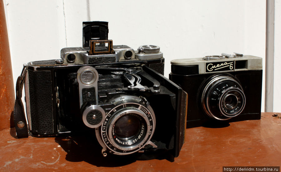 Среди всего этого я купил себе два советских фотоаппарата: Москва-2 за 40 сомони и Смена-6 за 25 сомони. Душанбе, Таджикистан