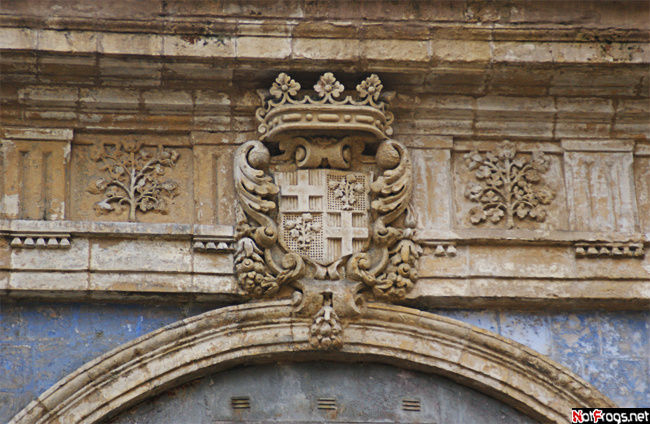 Практически на каждом здании есть чей-либо герб Валлетта, Мальта