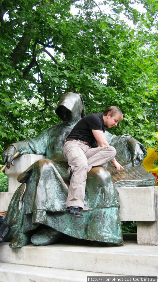 Парк возле Площади Героев, монах с книгой Будапешт, Венгрия