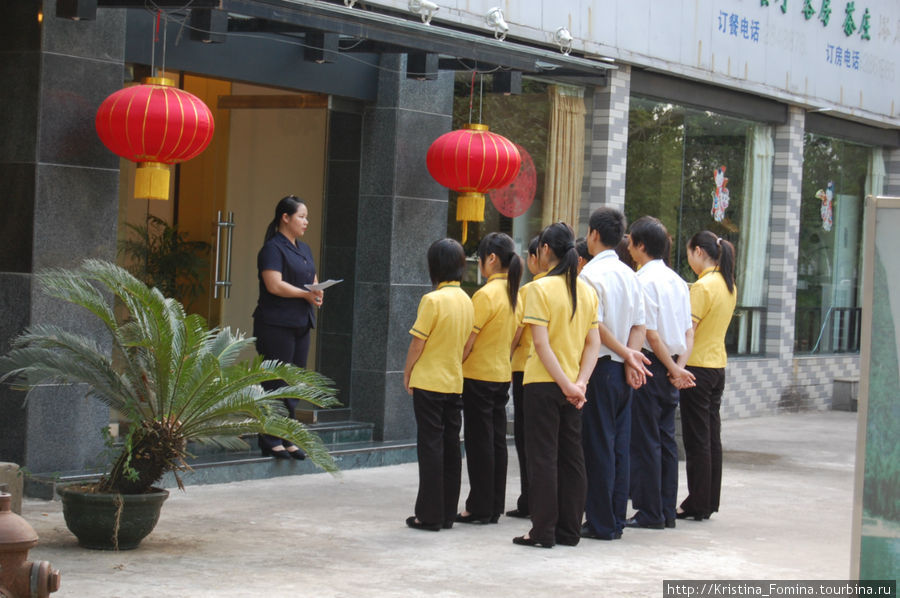 Линейка ресторанных работников перед открытием — клянемся быть расторопными, клиентов не обсчитывать... ;) Гуйлинь, Китай