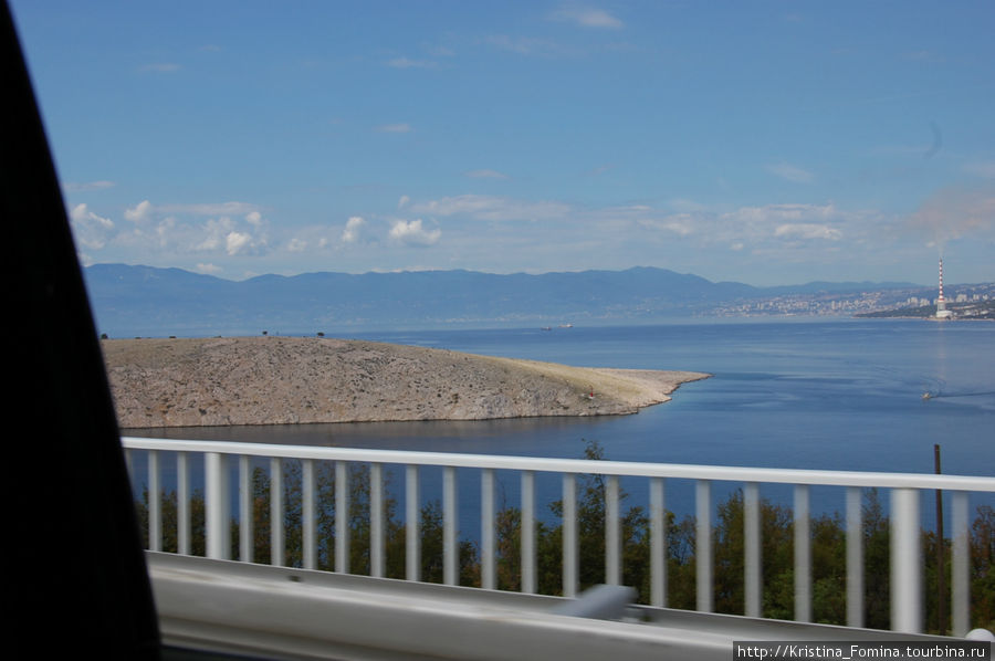 Вид на остров с моста, связывающего его с материком Крк, остров Крк, Хорватия