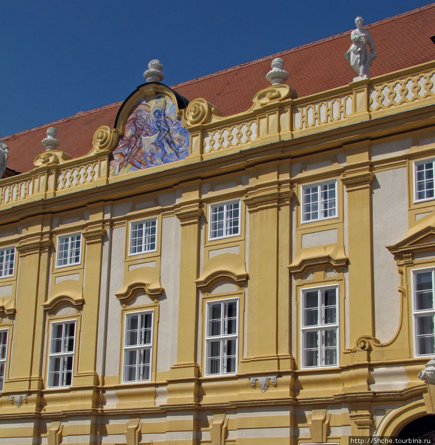Фасад украшен картинами с неожиданной техникой письма Мельк, Австрия