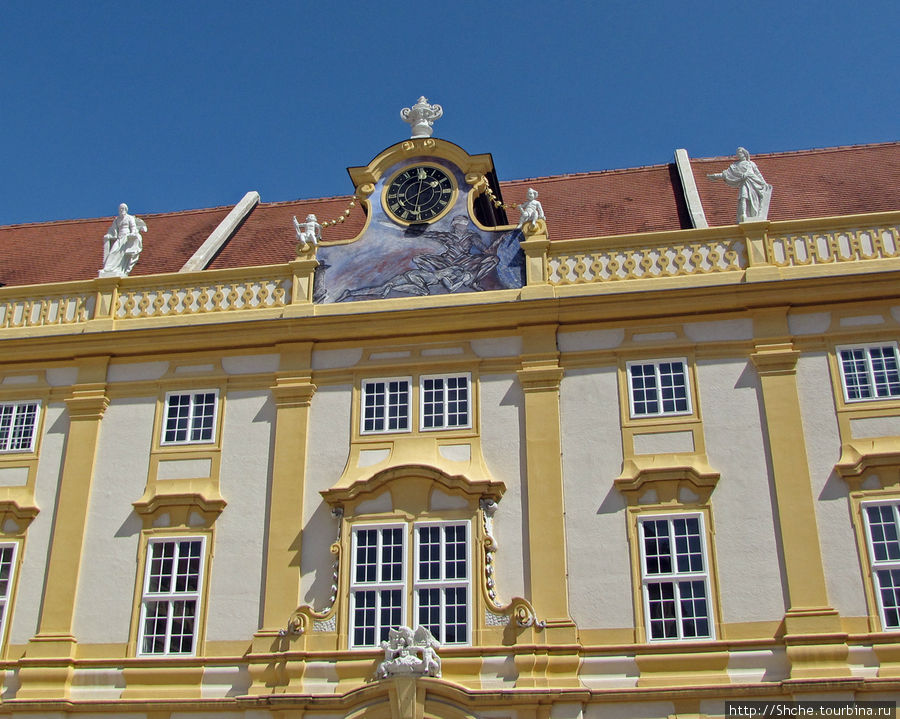 Фасад украшен картинами с неожиданной техникой письма Мельк, Австрия