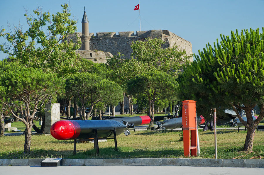 Разные торпеды-бомбы на фоне остатков крепости. Чанаккале, Турция