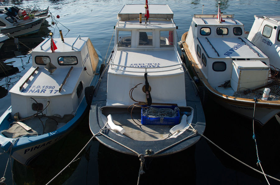 Три лодки вдоль набережной. Чанаккале, Турция