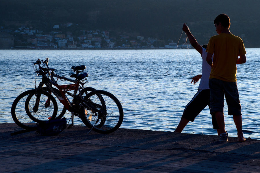 Дети-рыбаки на набережной. Чанаккале, Турция