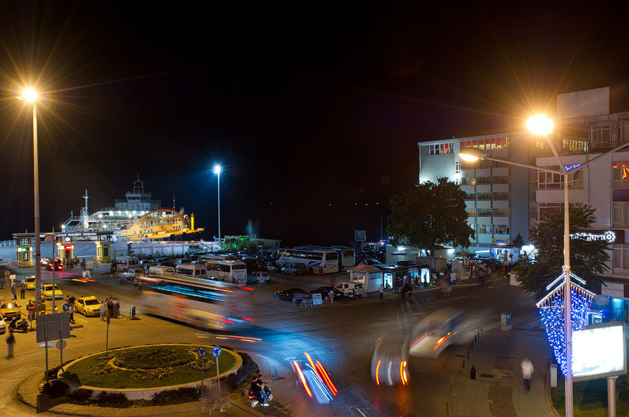 Центральная площадь ночью возле паромной переправы. Чанаккале, Турция