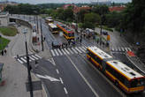 Привычная картинка даже для выходного дня: одна машина, три автобуса и трамвай.
