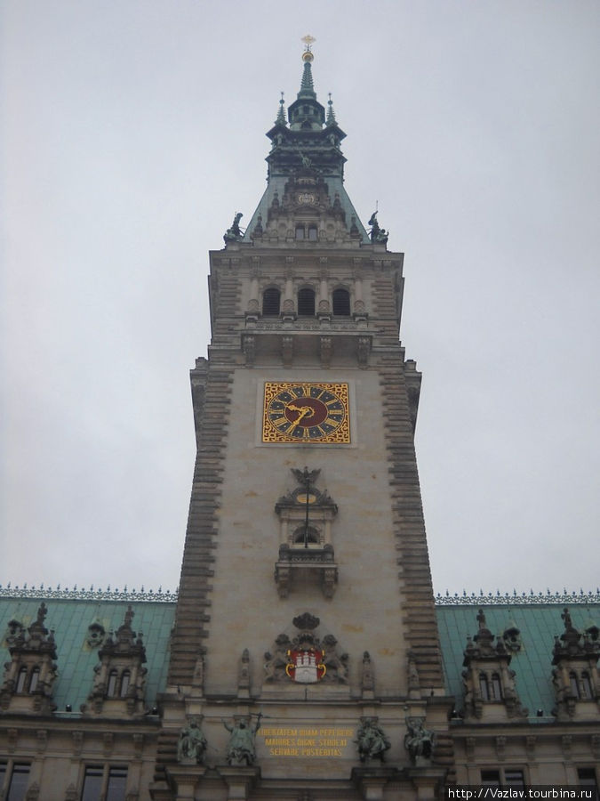 Главный фасад ратуши Главный фасад ратуши