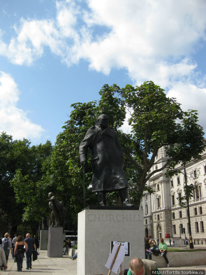 Лондон. Памятник Черчиллю на пл. Вестминстера