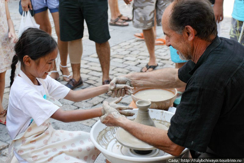 Всего за 2 евро можно было приобщить ребенку к процессу создания керамики, и унести получившееся с собой. Было весело и по-доброму. Кадис, Испания
