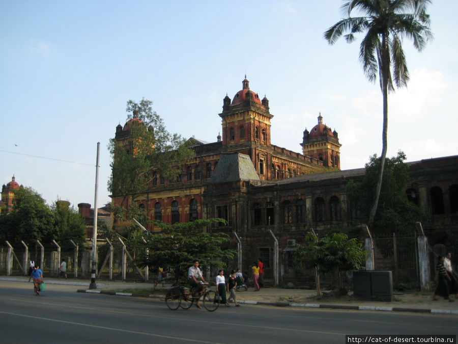 Бывший дворец колониального правительства сейчас в запустении Янгон, Мьянма