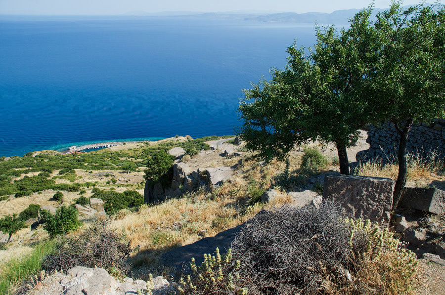 Вид с холма на греческий остров Лесбос и небольшую гавань внизу. Чанаккале, Турция
