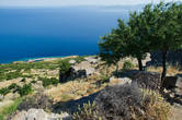 Вид с холма на греческий остров Лесбос и небольшую гавань внизу.