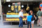 Банановая лавка рядом с рынком.