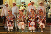 ... выступление танцоров, пенсионного возраста. Они пока сидят, но будут танцевать народные юкатанские танцы, смотрите далее.