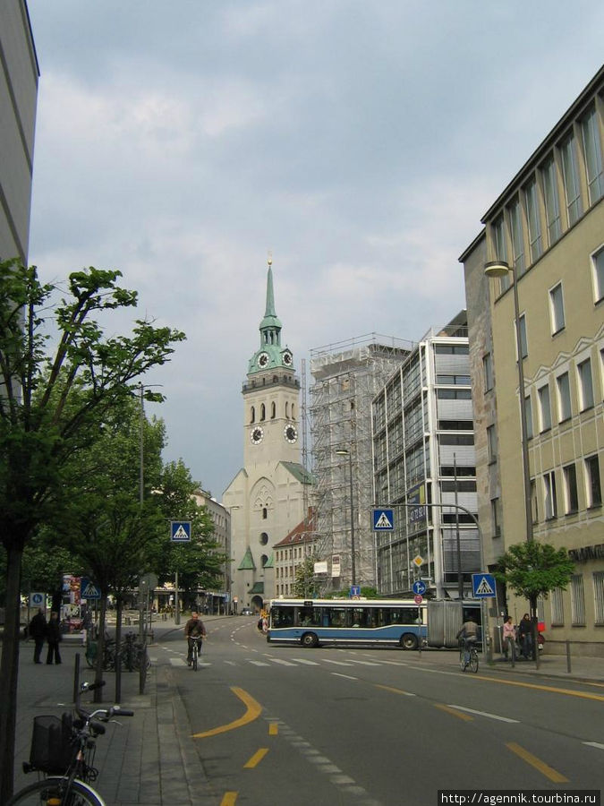 Так собор можно разглядеть — на самом деле он огоромный, но вблизи снять сложно Мюнхен, Германия