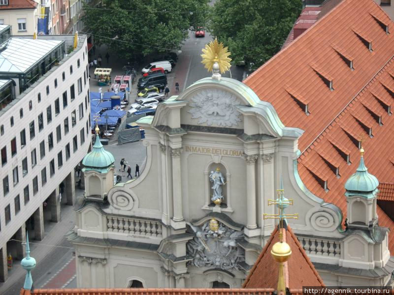 Вид на соседнюю церковь — кстати, убранство работы братьев Азам Мюнхен, Германия