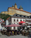 центральная площадь Hauptplatz, где в кафе на улице с отличным видом на монастырь и пообедали