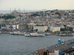 На фото в центре корабль отходит от пристани Эминёню, справа внизу — Галатский мост. 
Вид с Галатской башни.